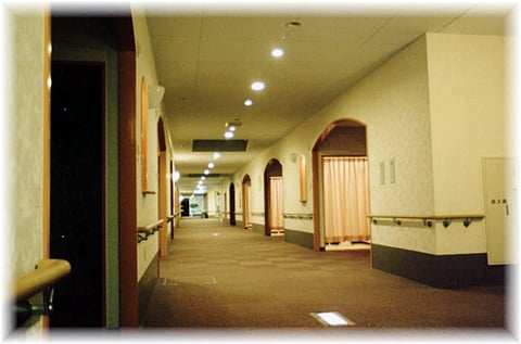広い廊下と浴室入口